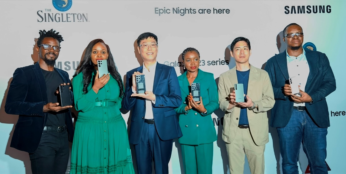 L-r: Solomon Osibeluwo, Master Trainer, Mobile Experience (MX) Division; Chika Nnadozie, Marketing Lead, Samsung Nigeria; Charles Lee, Managing Director, Samsung Nigeria; Joy Tim-Ayoola, Head of MX Division; Nathan Lee, Business Manager, MX Division and Stephen Okwara, Product Manager, MX Division, at the unveiling of Galaxy S23 Ultra, Galaxy S23+, and Galaxy S23 in Nigeria on Wednesday, February 1, 2023.