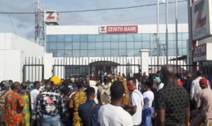 Banks refuse deposits of old notes from confused customers