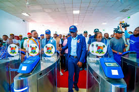 Governor Sanwoolu using the Cowry card on the Blue line