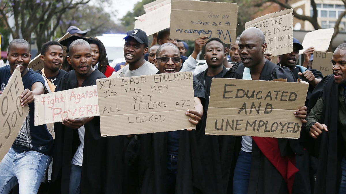 Unemployed graduates protes